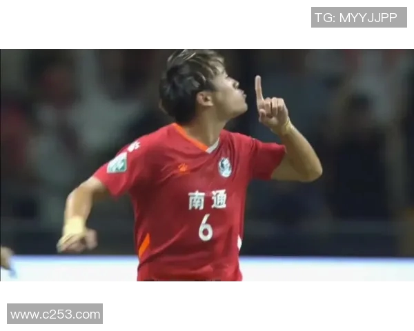 退役球星足球友谊赛精彩回顾 头球破门点燃全场热情